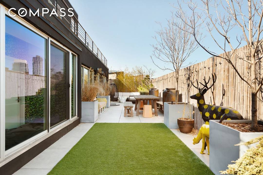 Private roof deck, just in time for Spring !