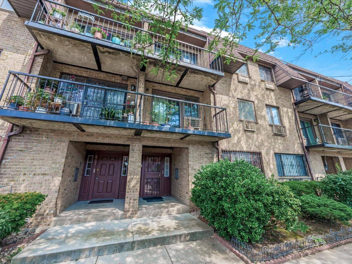 Spacious 2 Bedroom Duplex Condo in Prime Location Welcome to this beautifully maintained 1, 000 sq ft duplex offering comfort, style, and convenience.