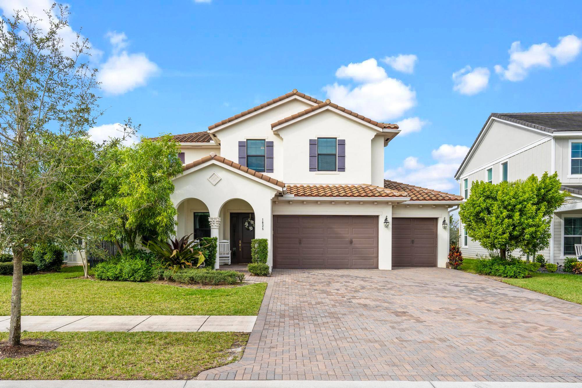 127969 ; Smart 5 Room, 4 Bath Home with Office, Private Yard Resort Style Living Priced to Sell Fast !