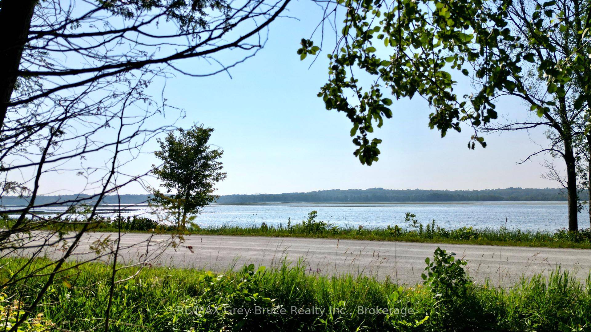Good building lot located in Mar overlooking Sky Lake !