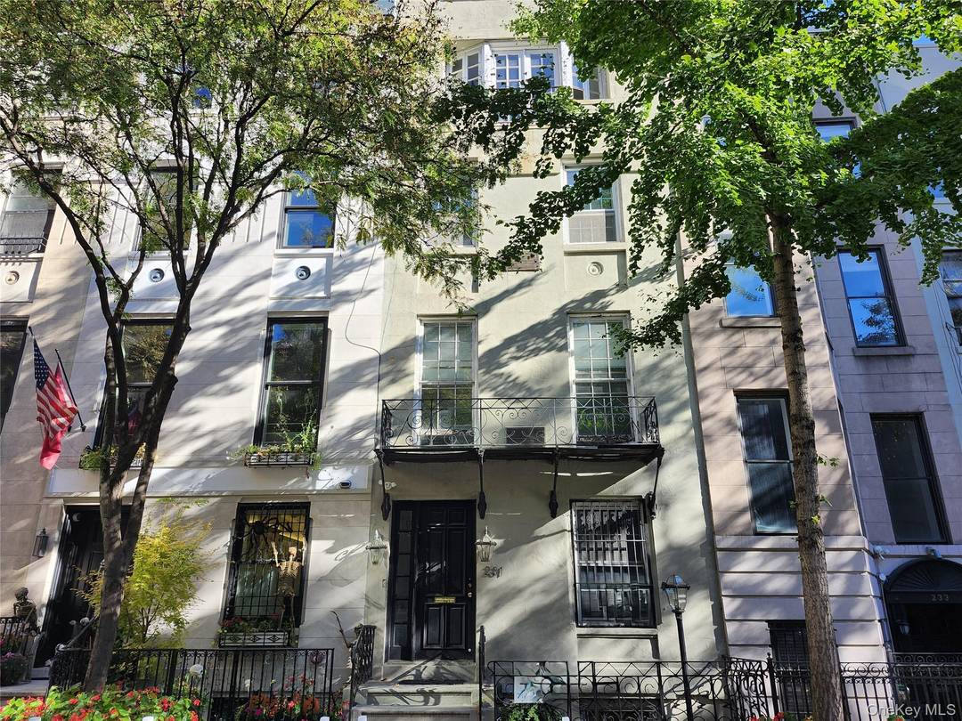 Great opportunity to own a 4 story 2 family unit comprising 2 duplex units.