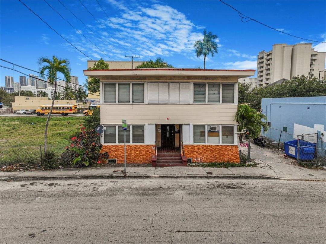 Nestled in close proximity to the vibrant Downtown Miami and the dynamic Brickell area, this 6 unit multifamily property offers significant potential for investors and developers alike.