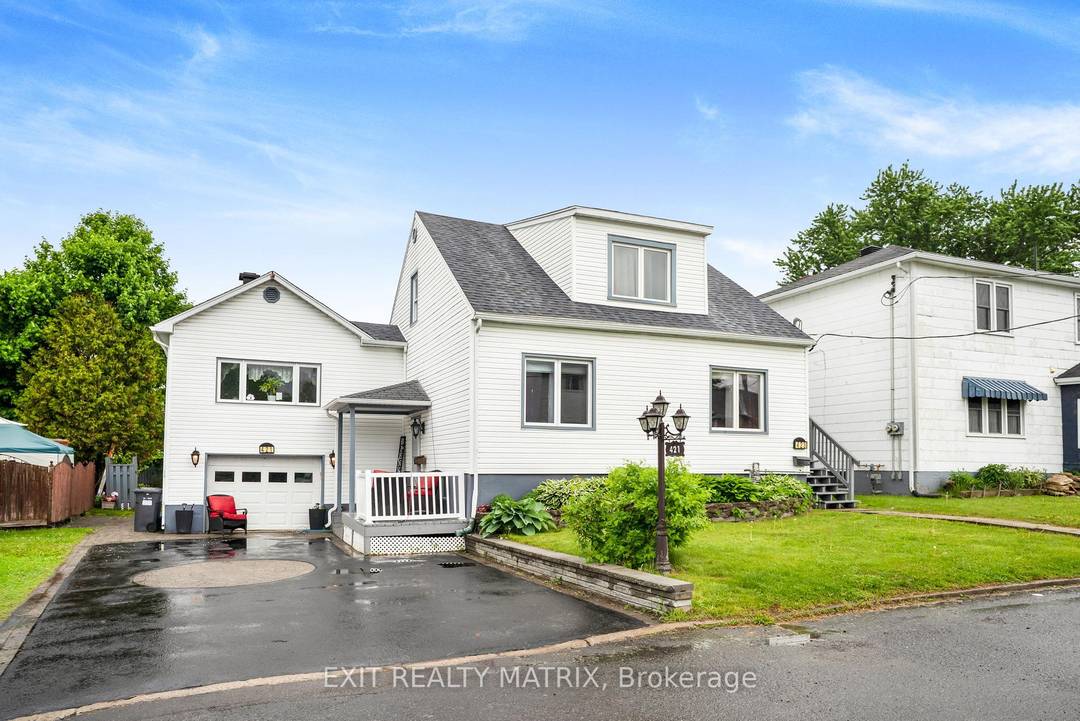 Charming Family Home with Accessory Apartment in the Heart of Hawkesbury Welcome to this spacious and versatile family home, ideally located in a central Hawkesbury neighborhood near the Sportsplex, schools, ...