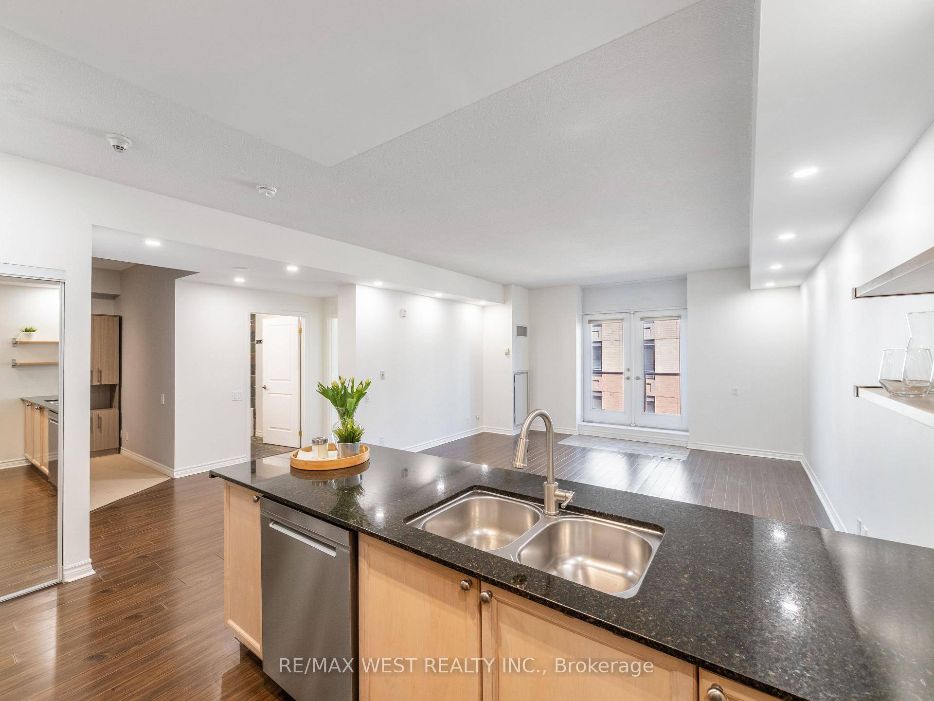 Welcome to Penthouse 609, a breathtaking riverside residence in the prestigious Kingsway neighborhood.
