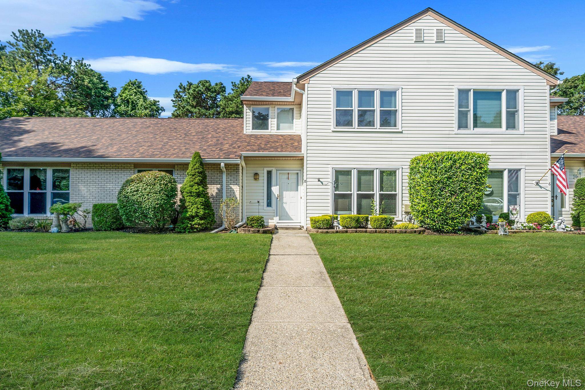 Welcome to Autumn Ridge, a highly sought after Planned Community with fabulous amenities within Sachem School District !