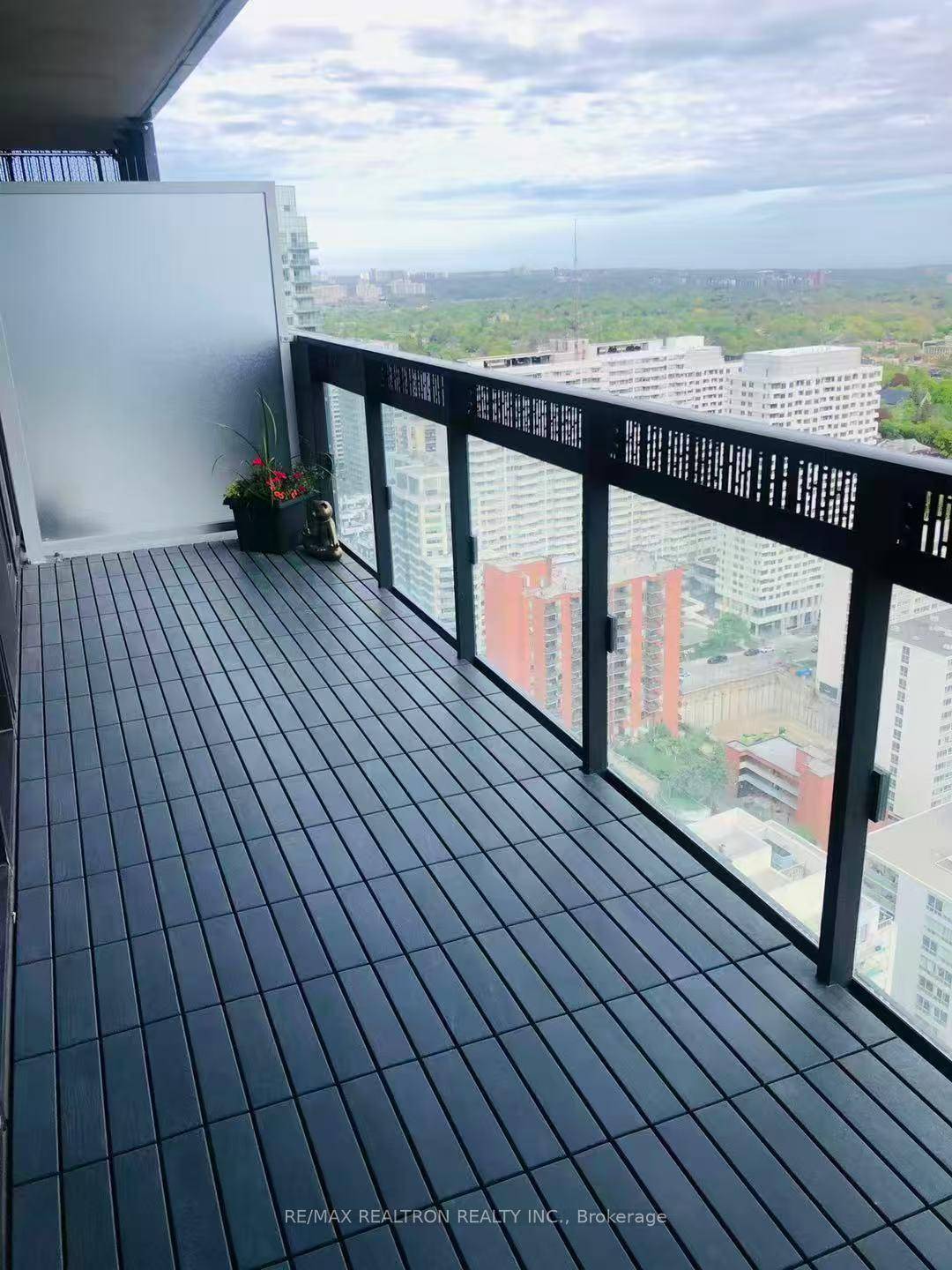 Spacious 1 Bedroom Den suite featuring 9 ft ceilings, 620 sqft interior plus a 100 sqft balcony with south views of Downtown.