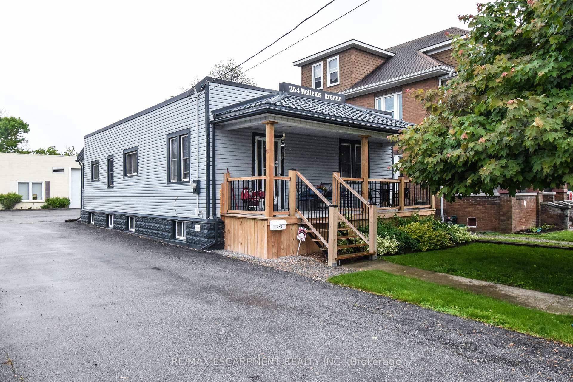 Income generating property with development potential !