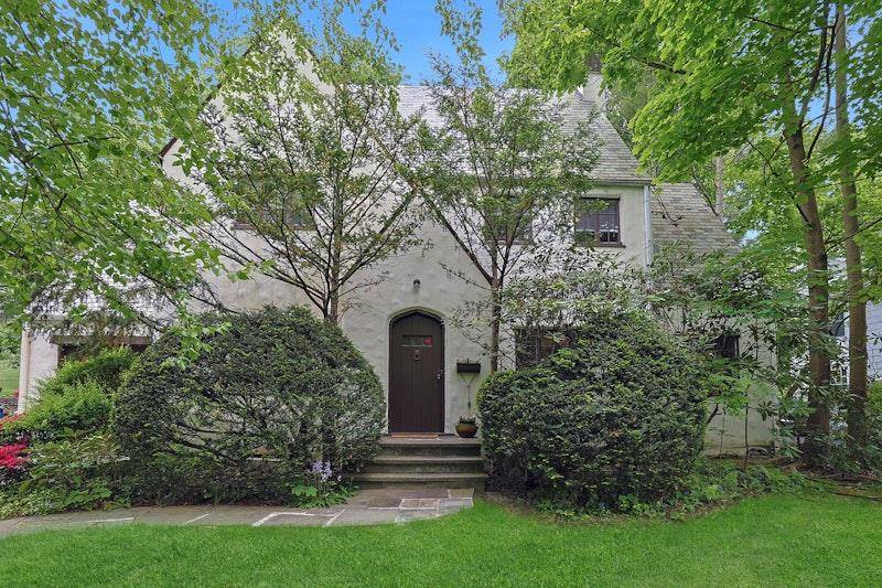 This welcoming and most conveniently located Scarsdale residence is just steps from the scenic Bronx River Pathway walking jogging bike trail and a short walk to the Greenacres Elementary School, ...