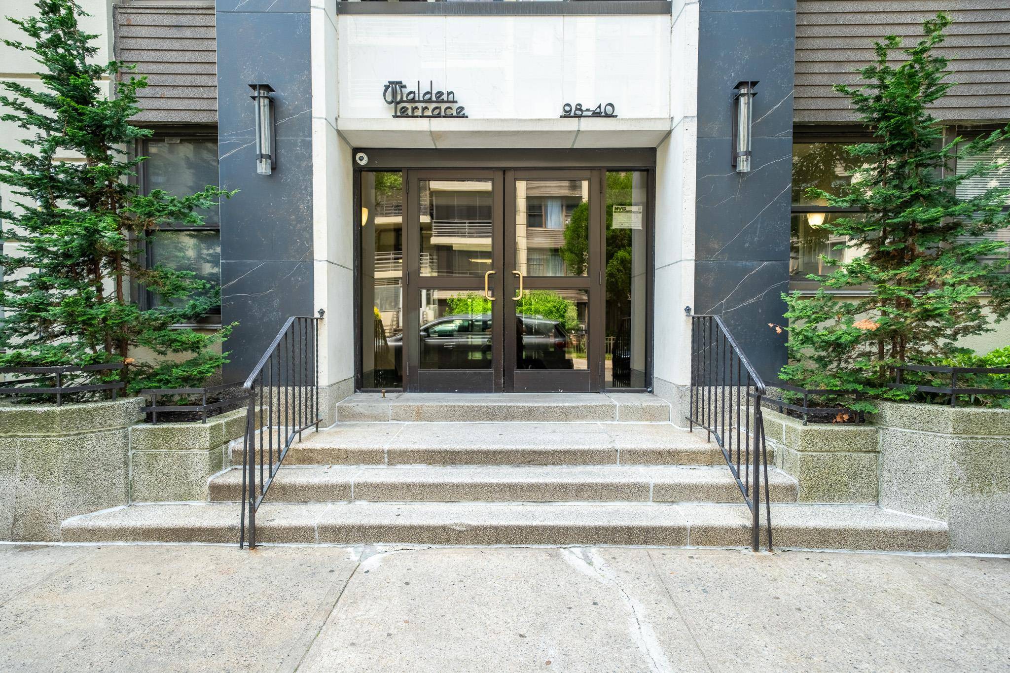 Large, Sunny 3 Bedroom Apartment in Desirable Walden Terrace Rego Park Welcome to your next home !