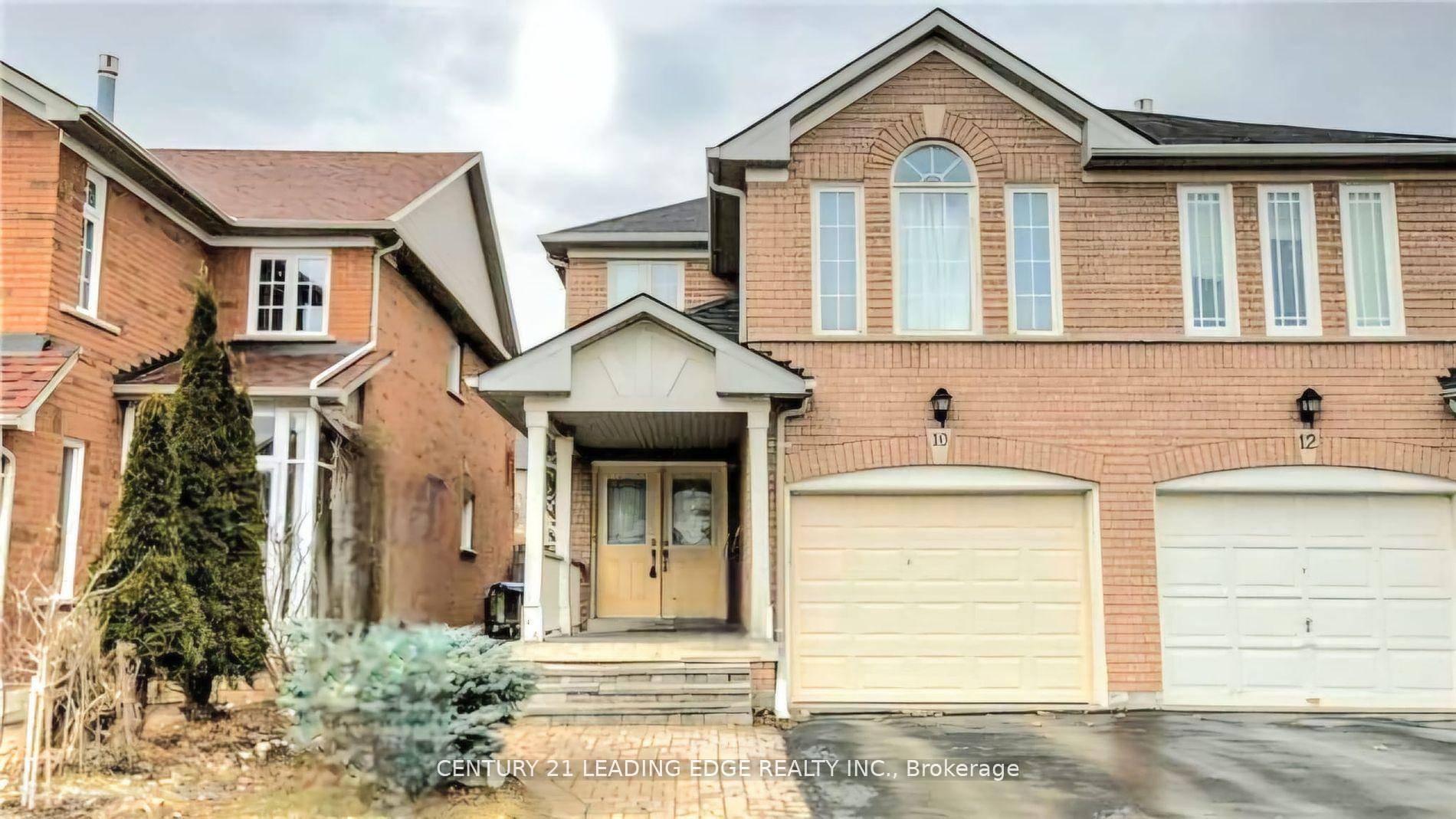 Absolutely stunning and beautifully maintained Greenpark home located on a quiet street !