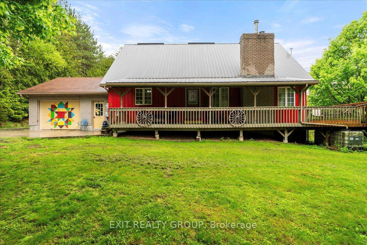 Welcome to this charming 3 bedroom, 3 bathroom two storey home, complete with an attached 1.