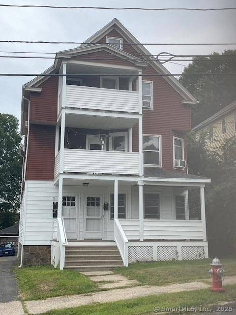Here is a particularly nicely located 3 family in particularly good condition.