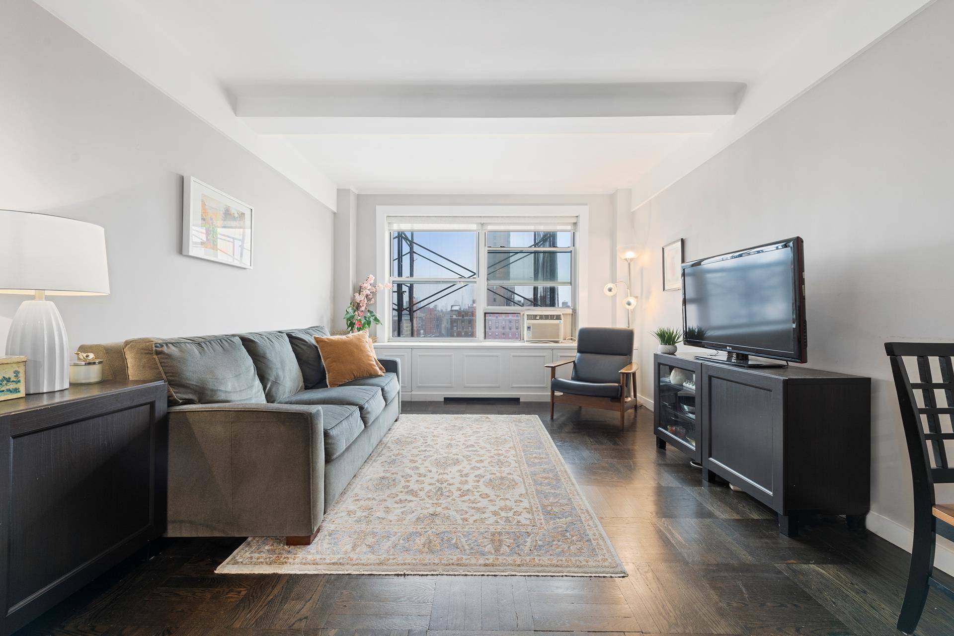 Enjoy the light and amazing views from this high floor one bedroom apartment in a full service building !