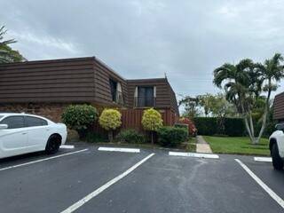 Well maintained 2 story home in Lago Lucerne HOA.