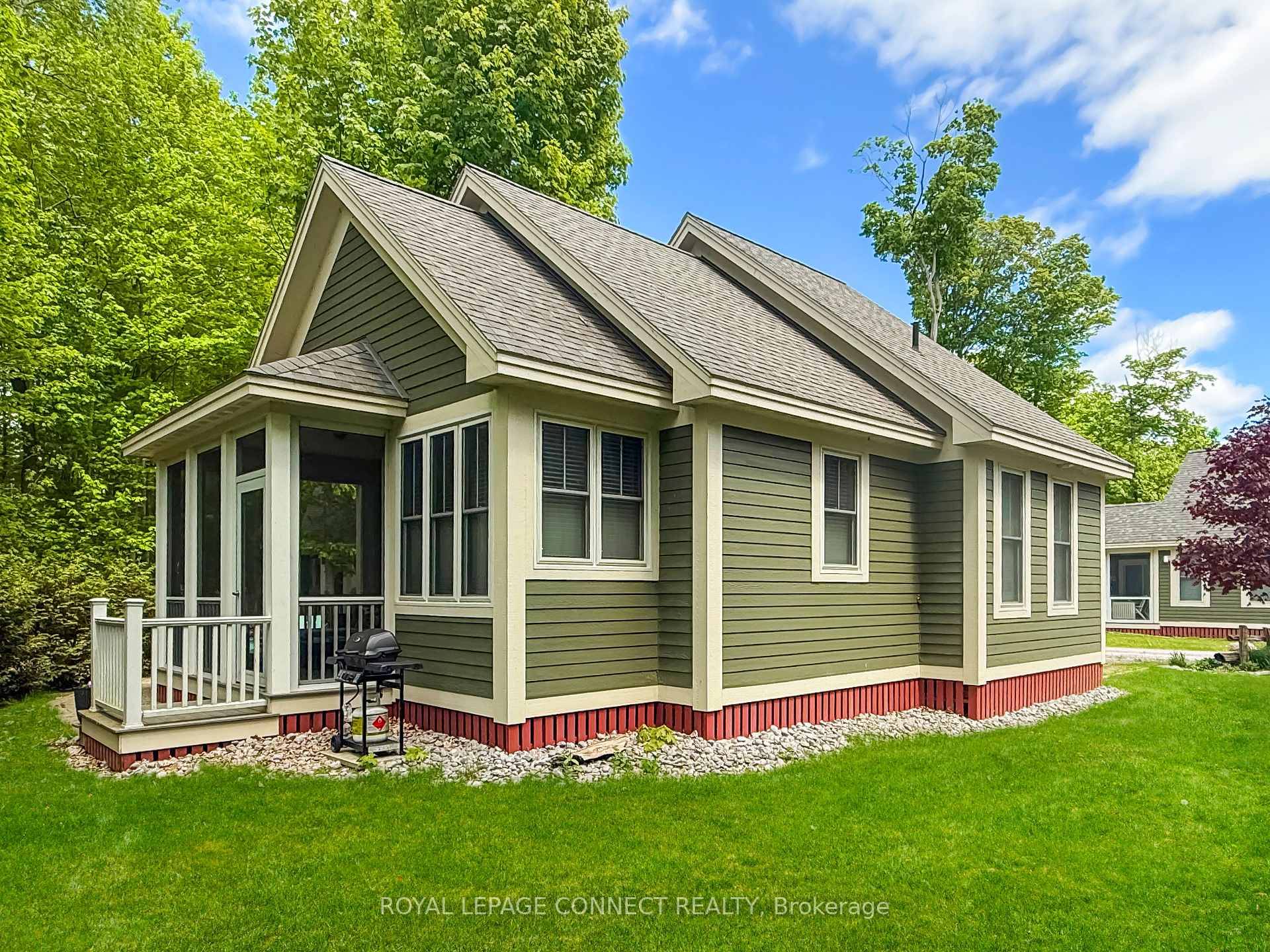 Escape to the County ! Welcome to 32 Hollow Lane at East Lake Shores a bright and beautifully furnished Northport bungaloft tucked into the quiet Woodlands area of this exceptional ...