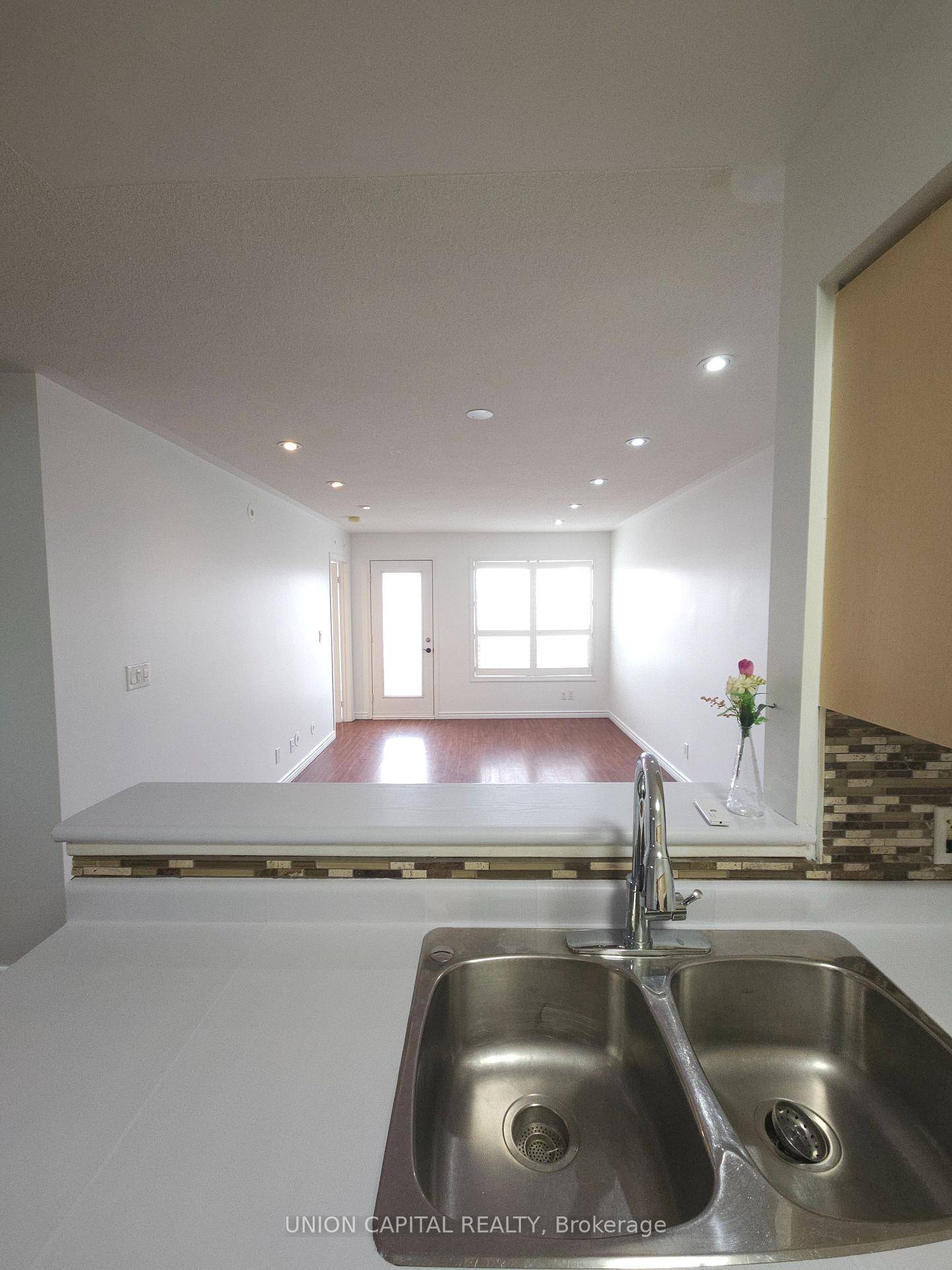Welcome to 105 Sunrise in the Heart of Markham This bright, sun filled stacked townhouse offers the best of modern living in Markhams vibrant Milliken Mills East community.