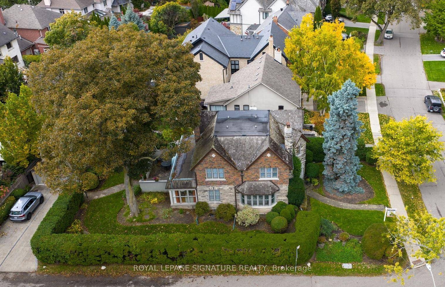 This beautiful 4 bedroom, 3 bathroom home is perfectly situated in one of Toronto's most prestigious neighbourhoods.