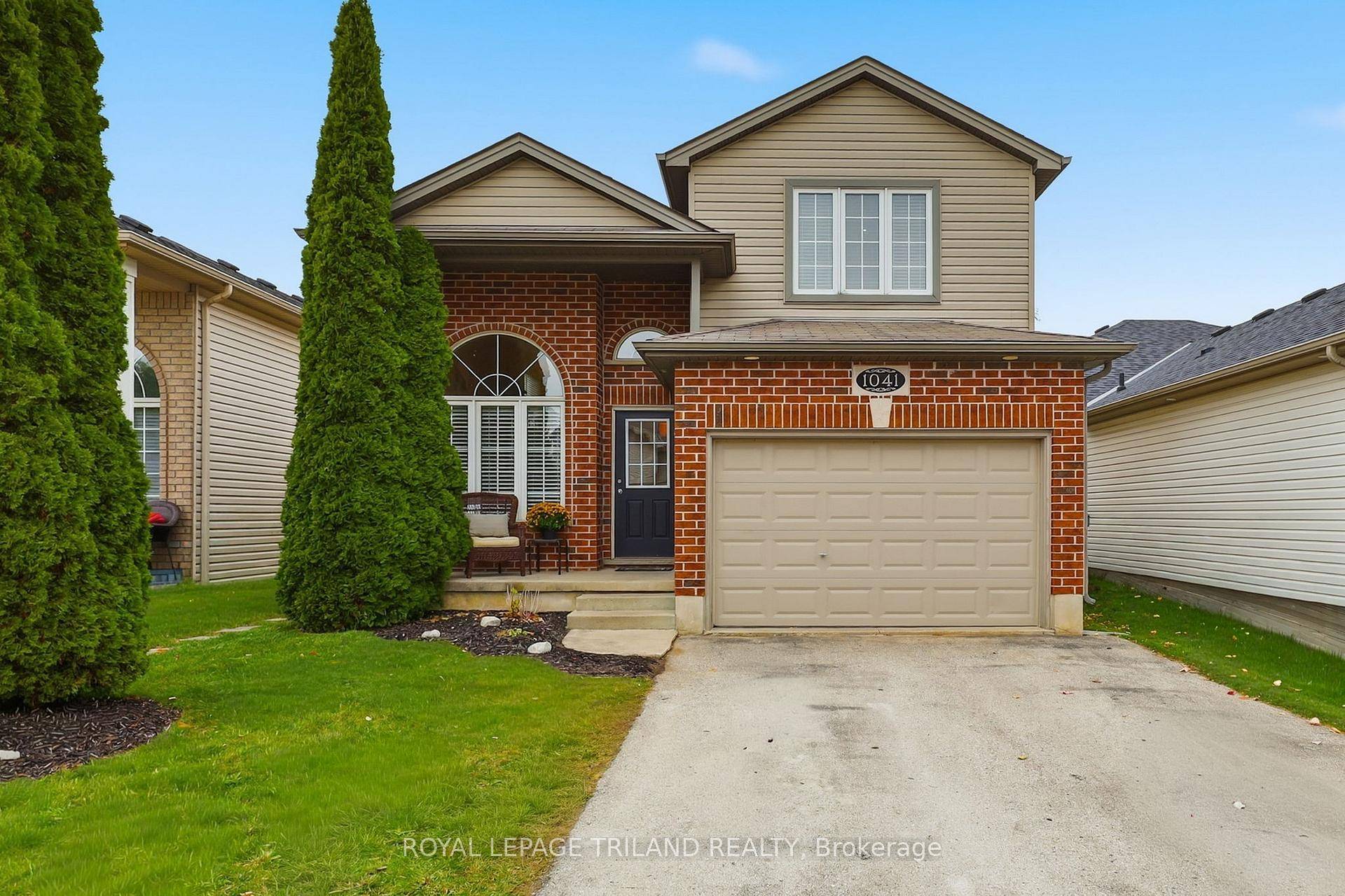 Oakcrossing Gem ! This raised bungalow built in 2004 offers just under 2, 000 sq.