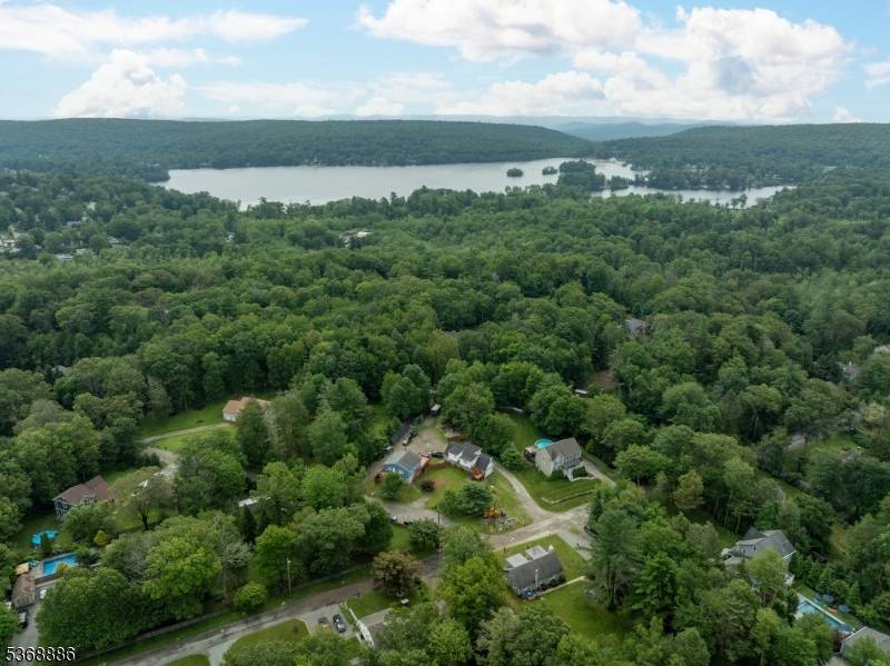Discover this exceptional investment opportunity on a spacious corner lot in desirable UGL !