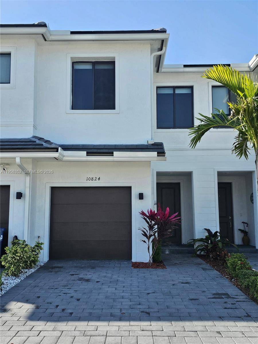 Beautiful Townhome located in a new community, which has common recreation areas, near Black point Marina, Southland Mall, shopping centers, near to Florida Turnpike.