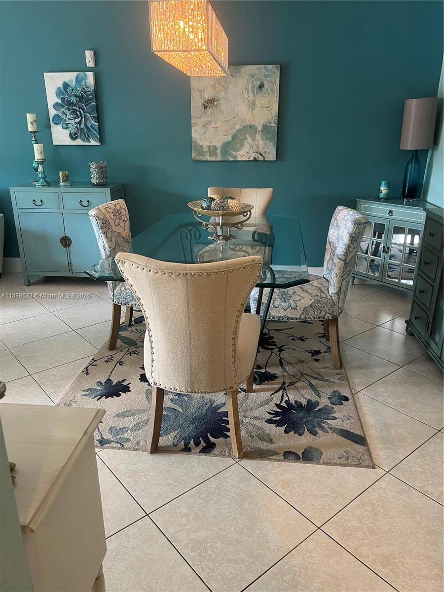 Beautifully updated 2 bed, 2 bath condo in the heart of Dadeland !