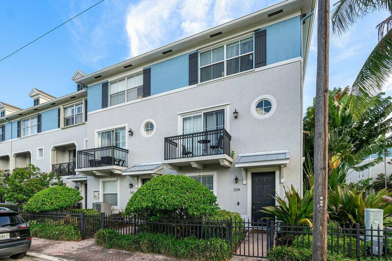 Welcome to 334 NW 1st Street, a meticulously maintained property located in the heart of Delray Beach.
