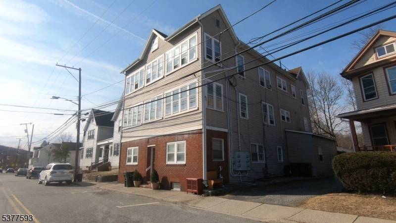 High Income 6 Unit Investment Property with Garages in Downtown Wharton !