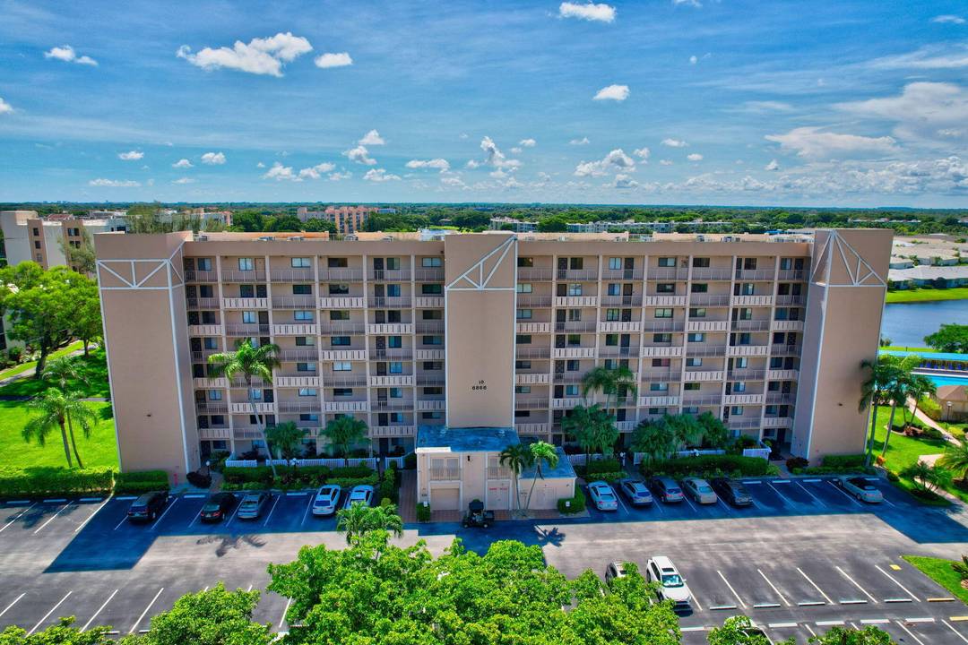 Nicely furnished 2 2 penthouse available for a 6 month or annual lease in the desirable community of Huntington Lakes.