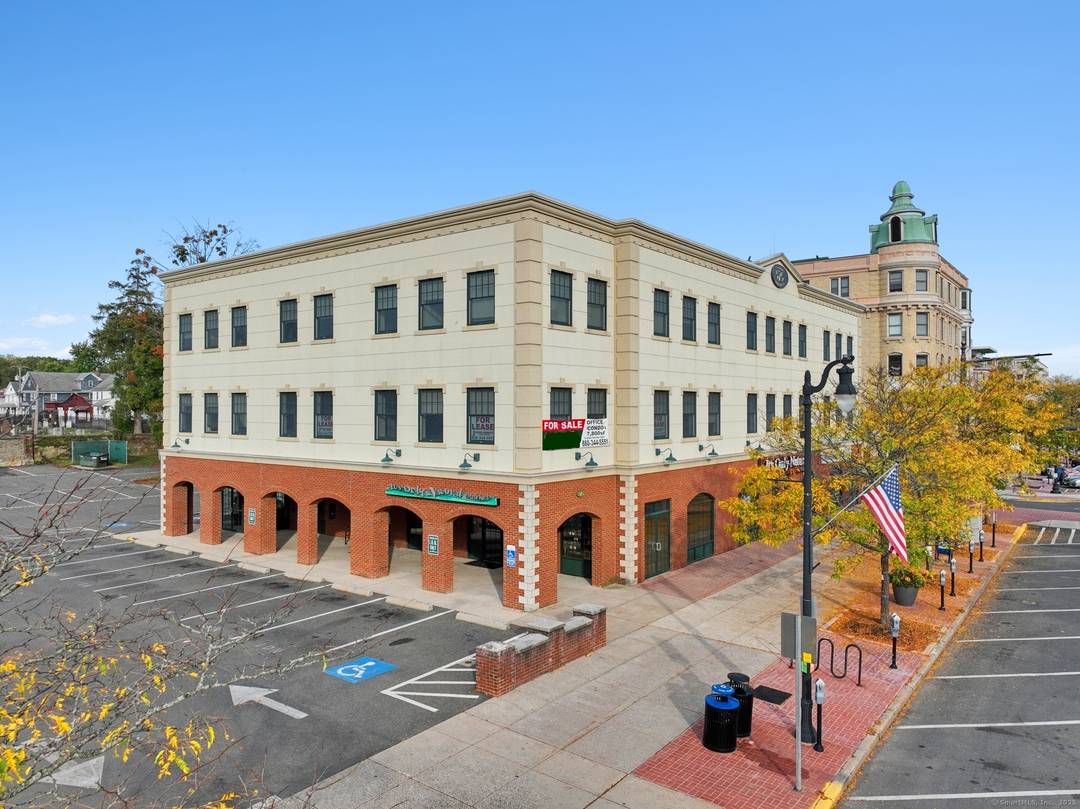Position your business for success at 575 Main Street, a full floor office condominium offering over 7, 800 square feet of modern, light filled workspace in downtown Middletown.