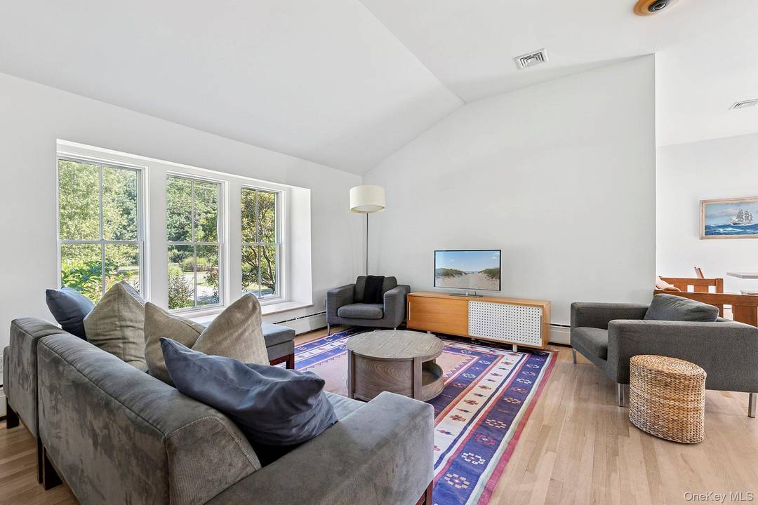 Amazing Winter Rental with a Perfect Location in Sag Harbor Welcome to your new Sag Harbor lifestyle !