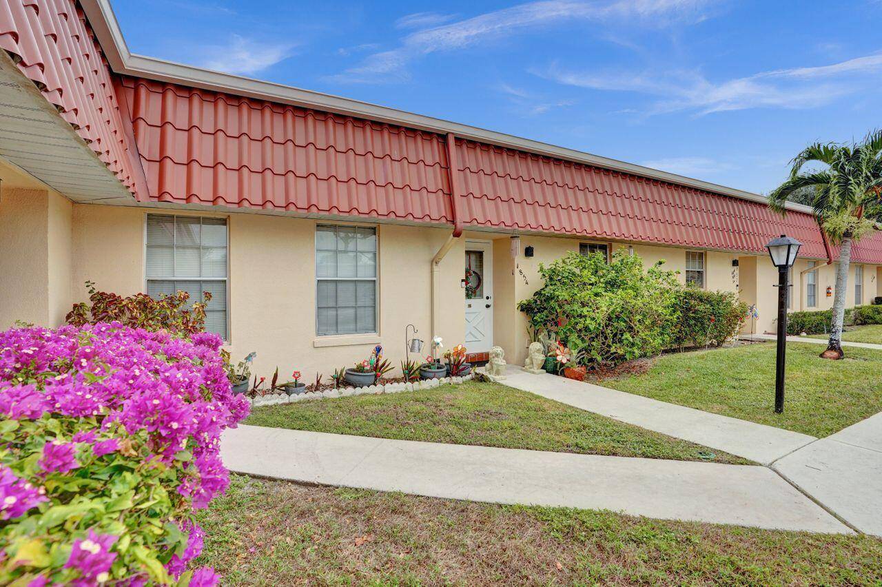Beautifully renovated 2 bedroom, 2 bathroom villa with new kitchen appliances, remodeled primary guest bathrooms.