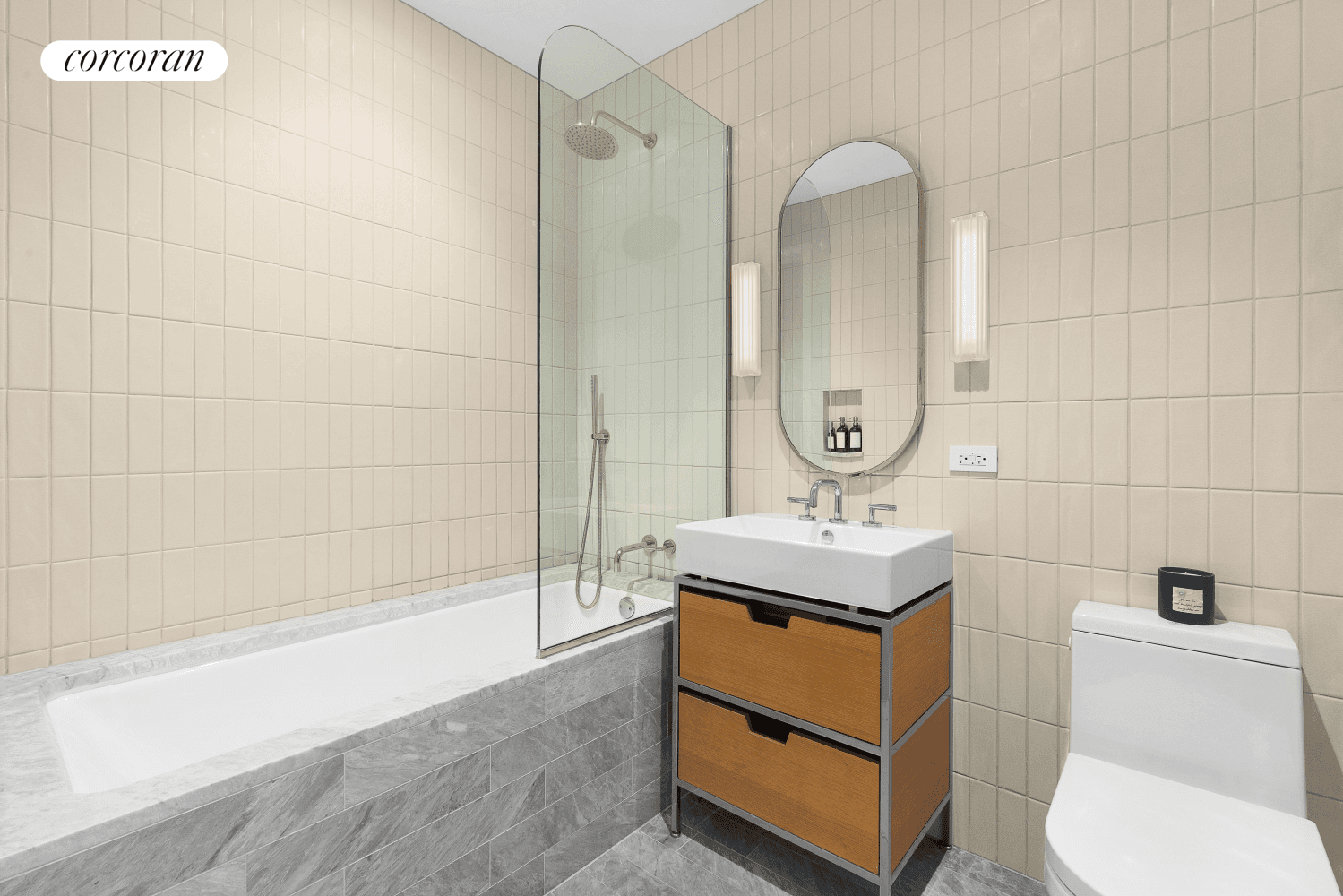 Rare opportunity to own an immaculate one bedroom home with tons of storage space overlooking Downtown Brooklyn in the popular D line at Tishman Speyer's incredibly successful 11 Hoyt.