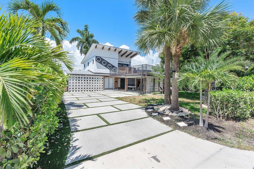Classic restored Mid Century wonder with modern conveniences located near the finest shopping, and schools at a highly discounted price !