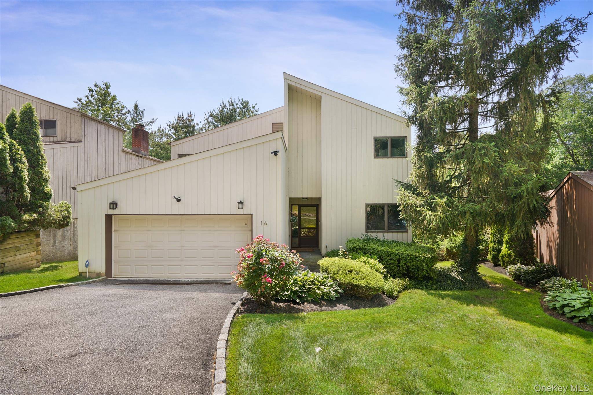 Find all the comforts of home at this fabulous Rental in Talcott Woods.