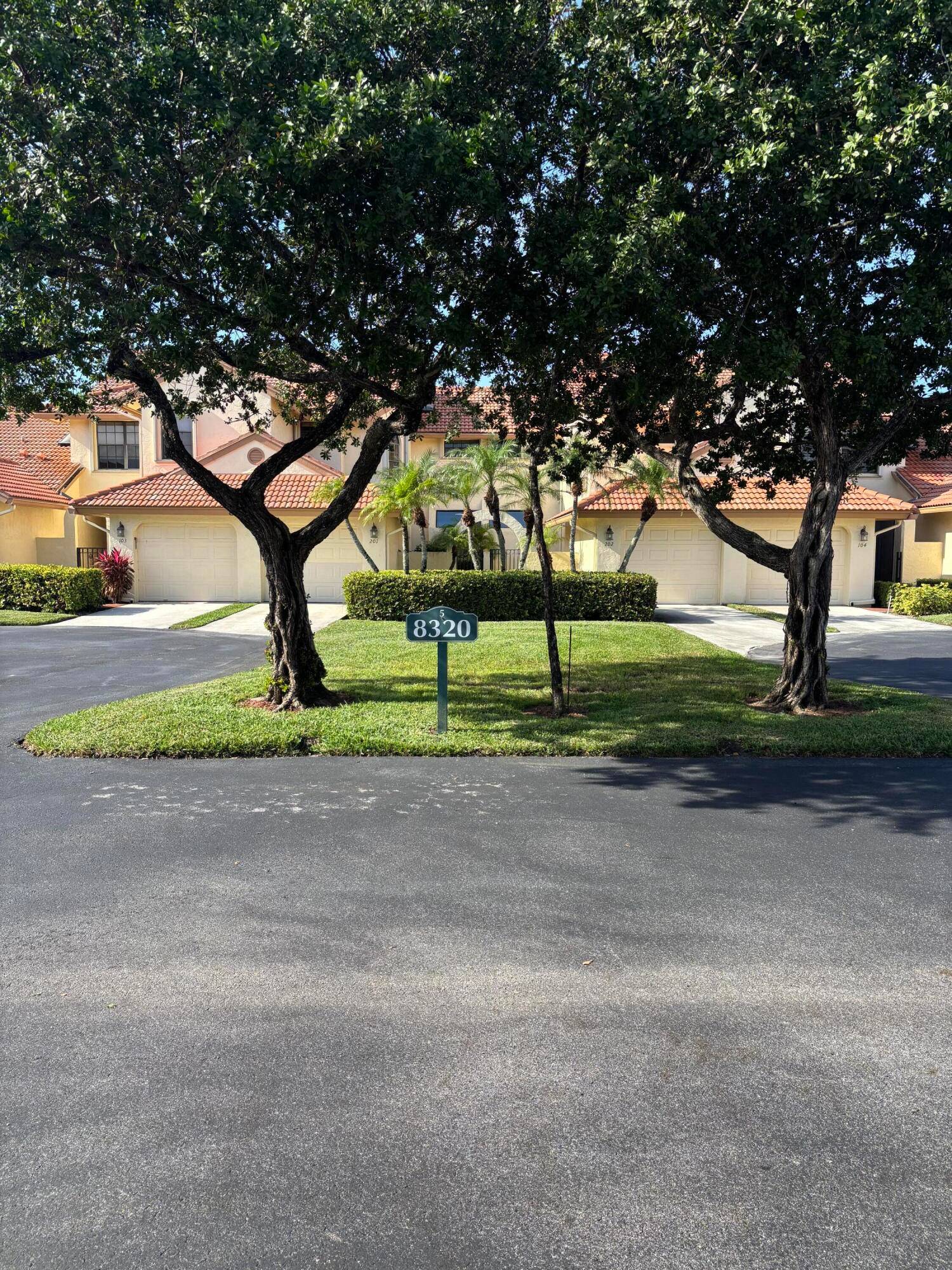 Come and enjoy a fabulous lifestyle in the beautifully landscaped community of ABERDEEN EAST in this spacious 3 bedroom 2bath condo which has been meticulously maintained and move in ready.