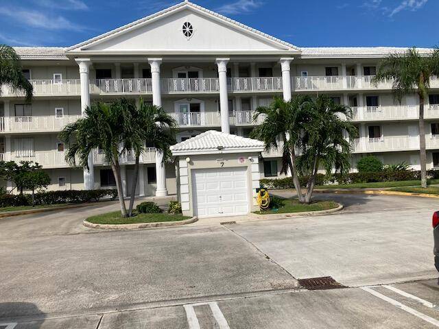 THIS 2 2 SPACIOUS AND PRISTINE CONDO IS MOVE IN READY.