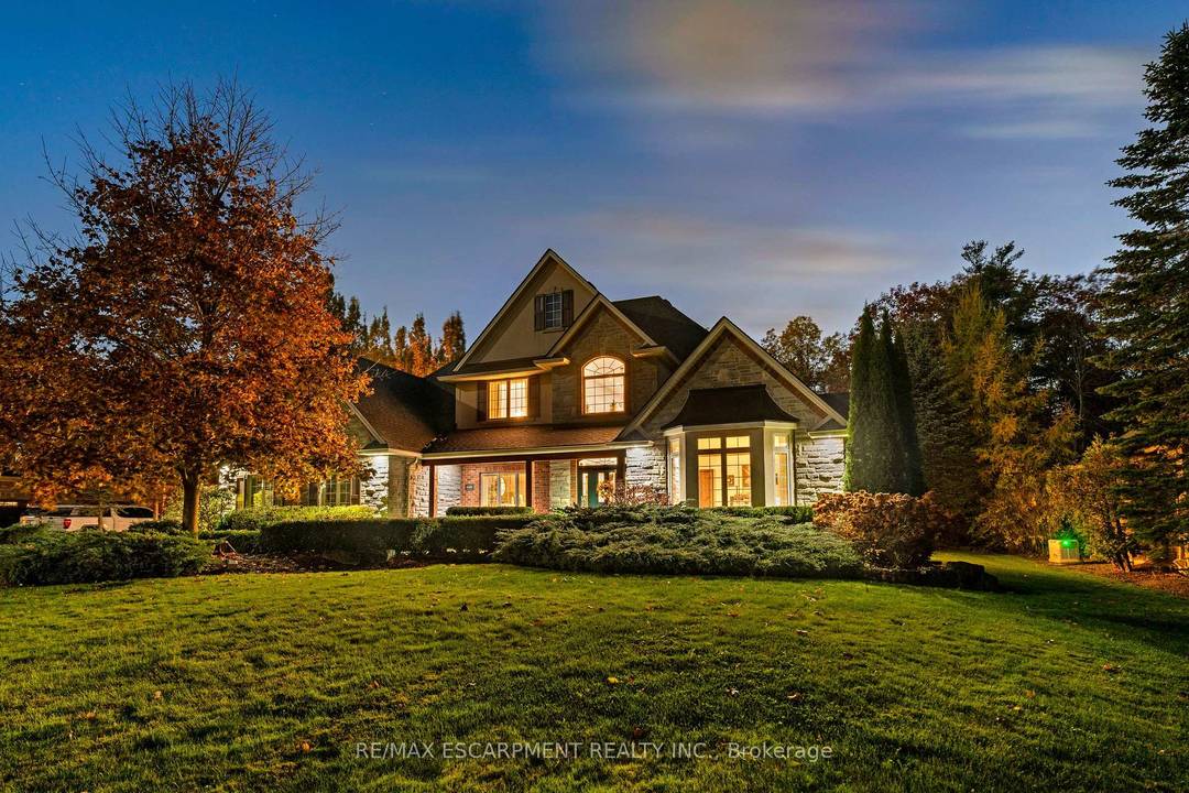 Welcome home ! This exquisite, custom Charleston built 1.