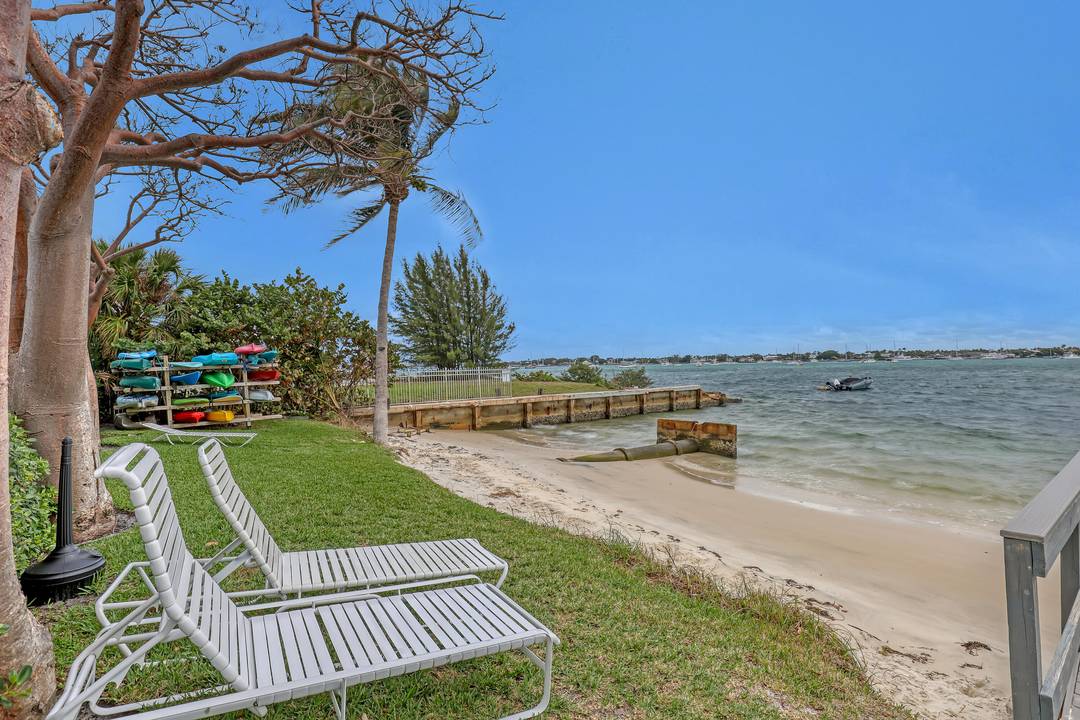 Breathtaking views of the Intracoastal, Ocean, Palm Beach and Safe Harbor from this desirable South East corner unit.
