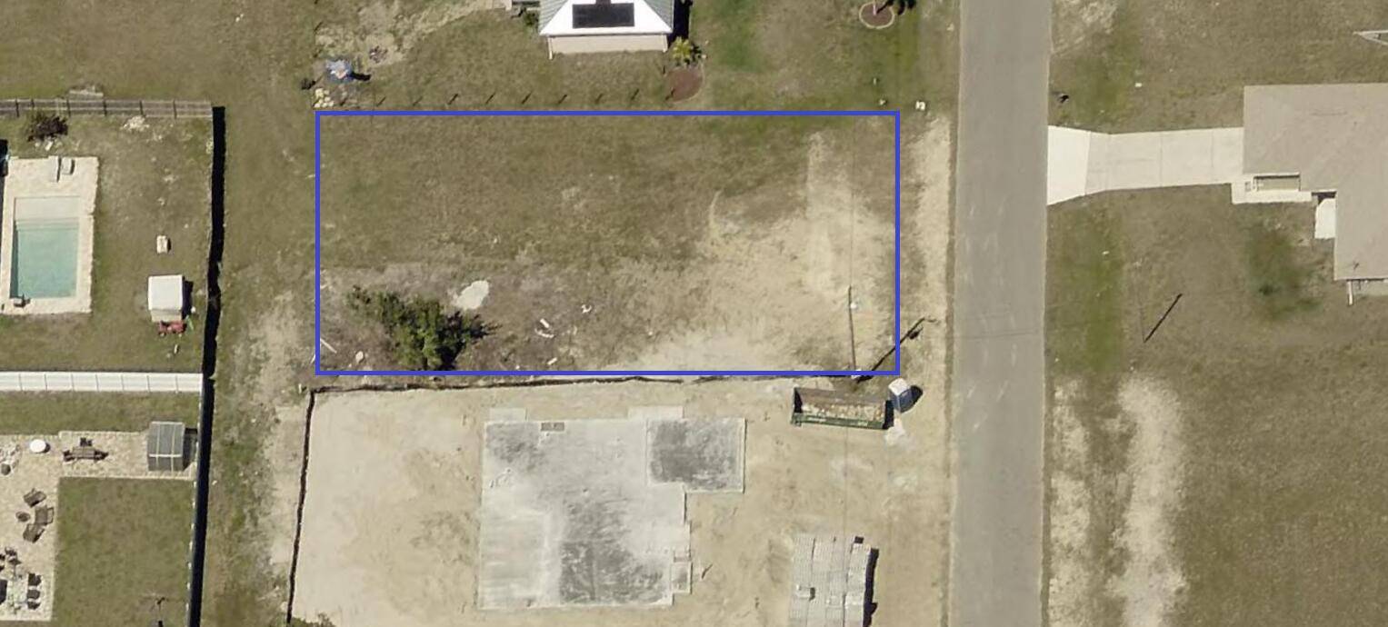 Prime Cape Coral Lot Ideal Location !