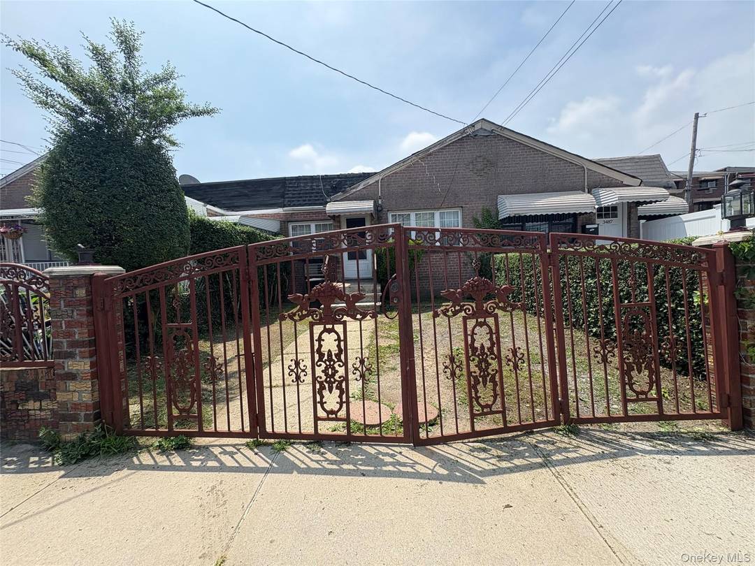 Charming 3 bedroom, 1 bathroom single family home at 3485 Mickle Avenue, Bronx, NY 10469.