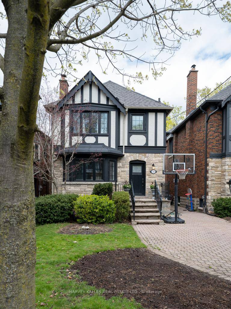 A lifestyle of luxury awaits at 516 St Clements Ave an impeccably renovated 4 bedroom, 4 bathroom detached home in the heart of the coveted Allenby North Forest Hill neighbourhood.
