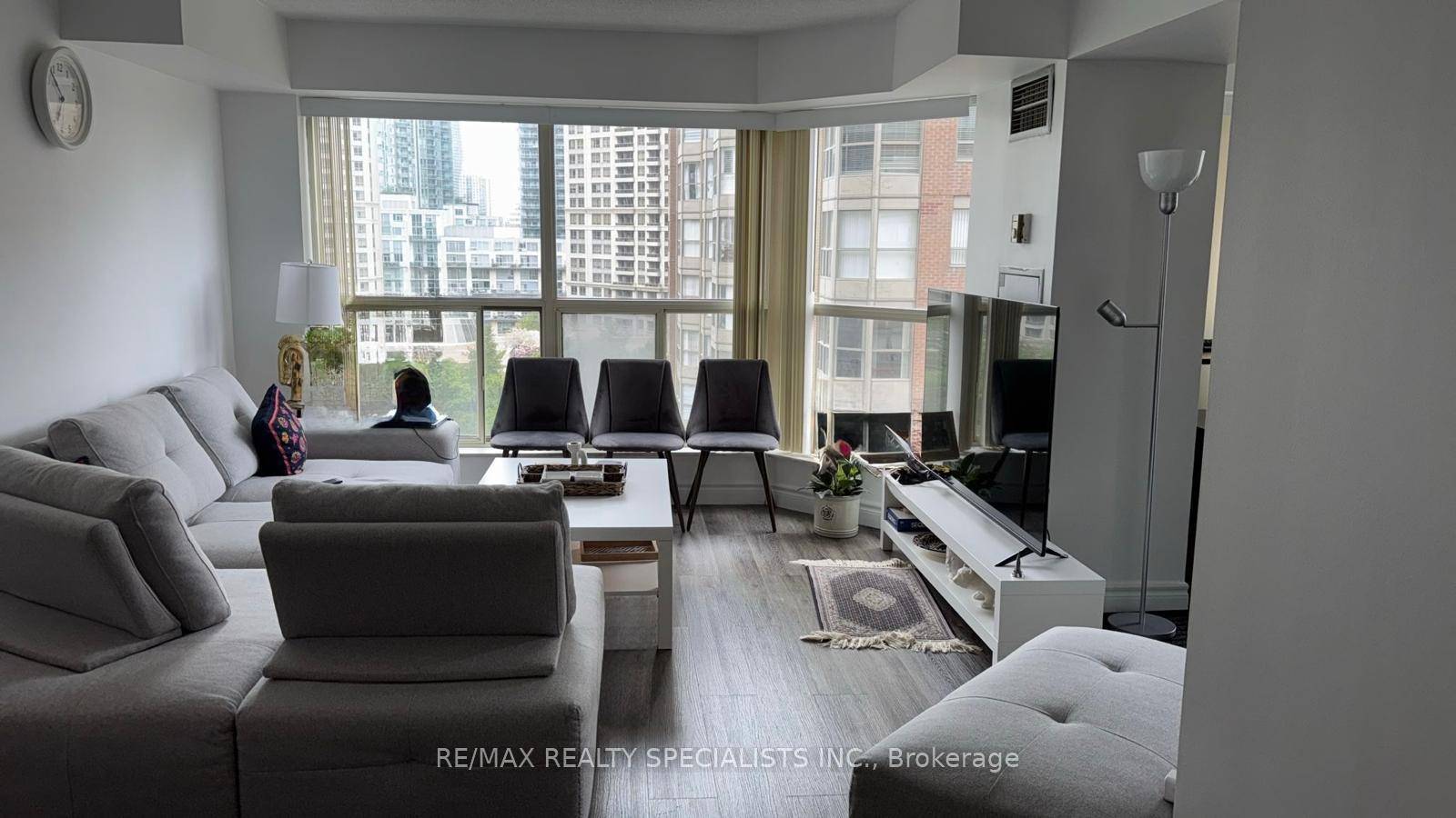 Amazing 2 Bedroom Den Condo in the Heart of Mississauga !