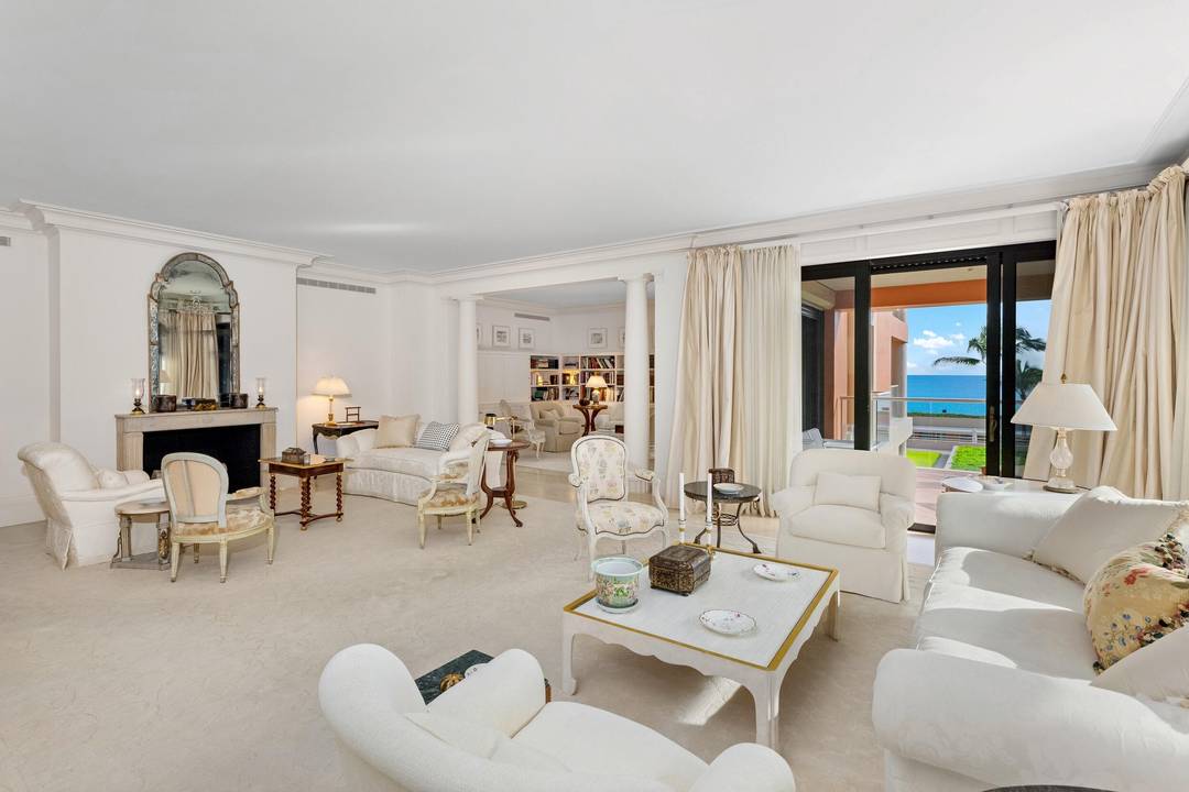 Beautiful, rare double unit in Breakers Row.