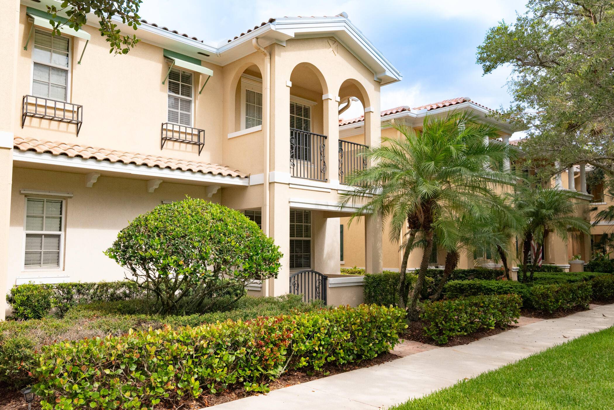 Welcome home to this beautiful end unit townhome in the heart of Jupiter.