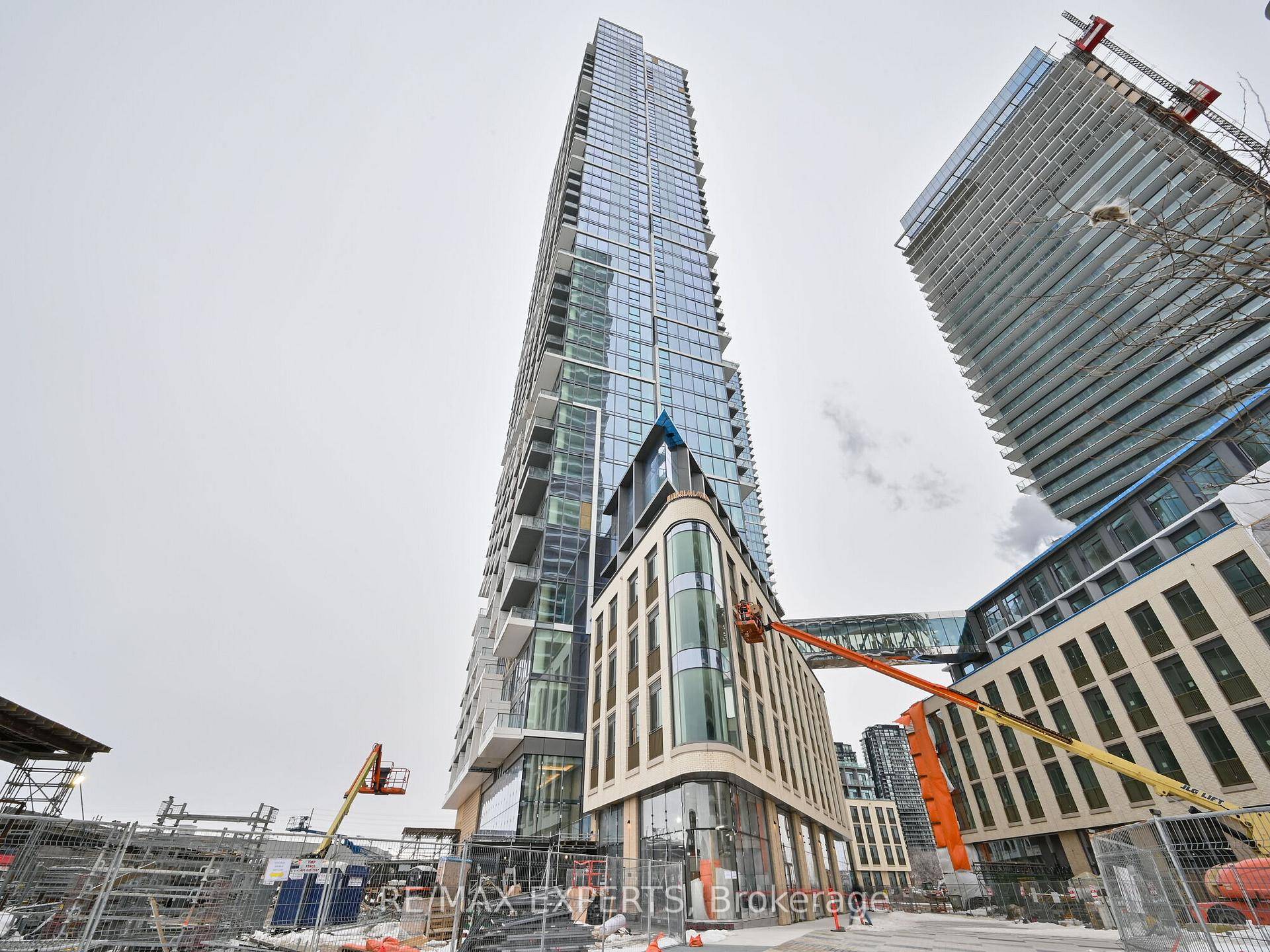Transit City 4 Condo Unit In The Heart Of Vaughan with 1 Parking And 1 Locker Included !