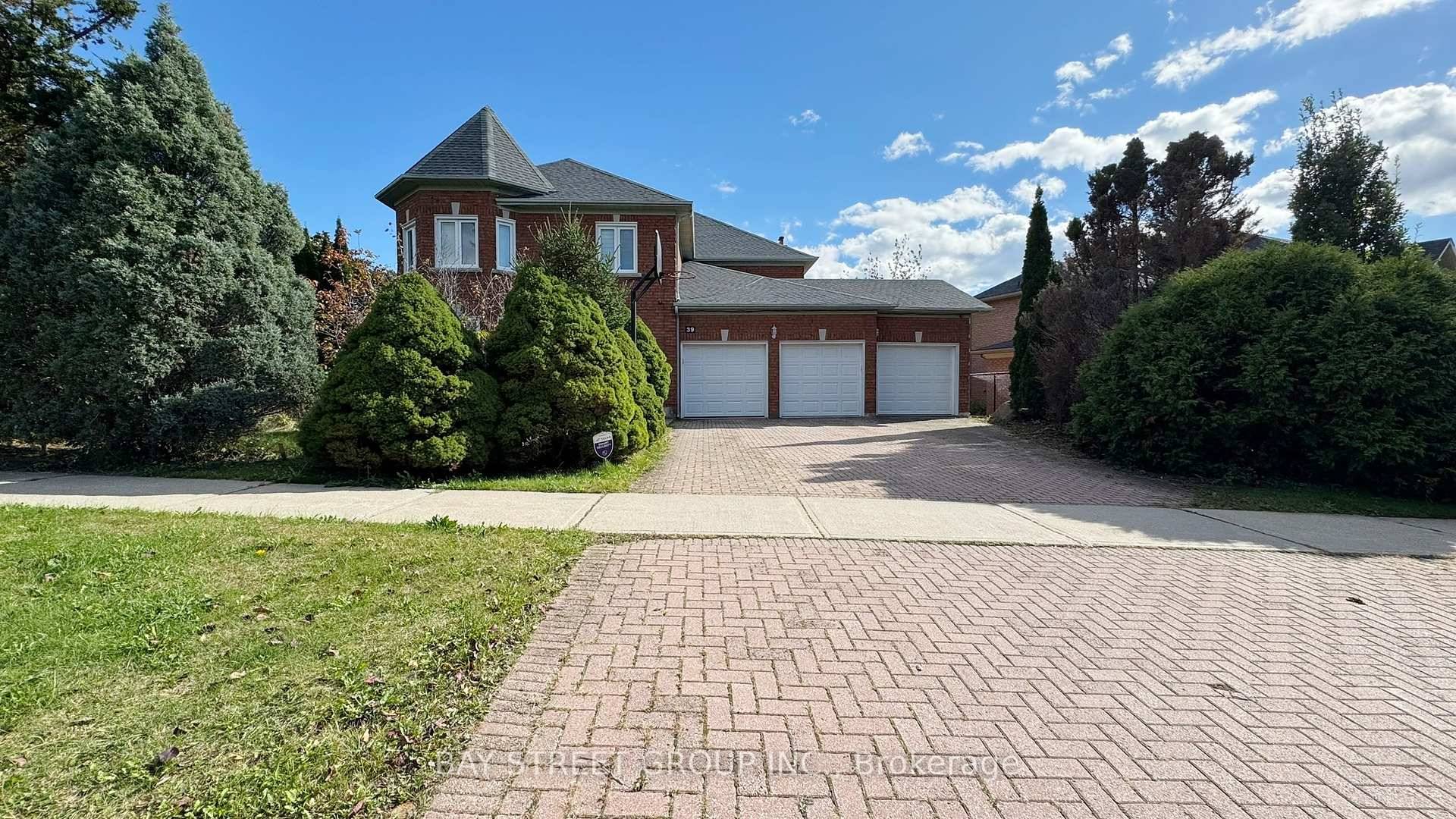 Discover Your Dream Home In The Prestigious Bayview Hill Community.