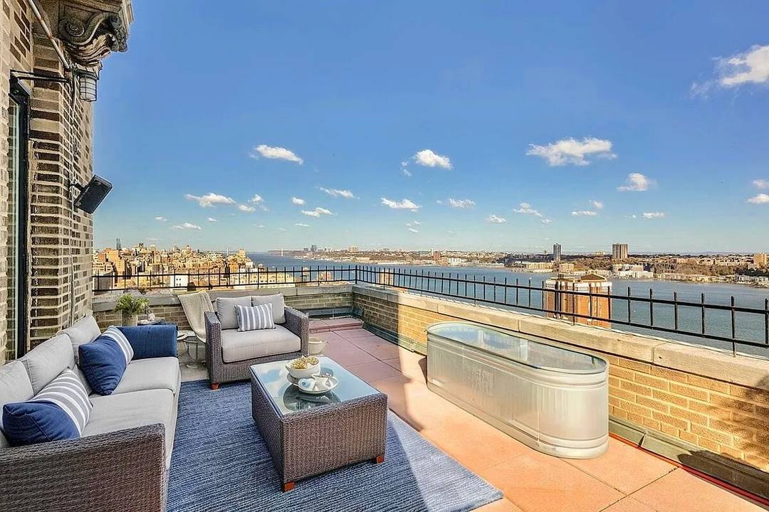 Postmodern Penthouse Duplex with River Views and Complete Privacy Welcome to this meticulously renovated Penthouse Duplex offering exceptional privacy, peace, and panoramic views.