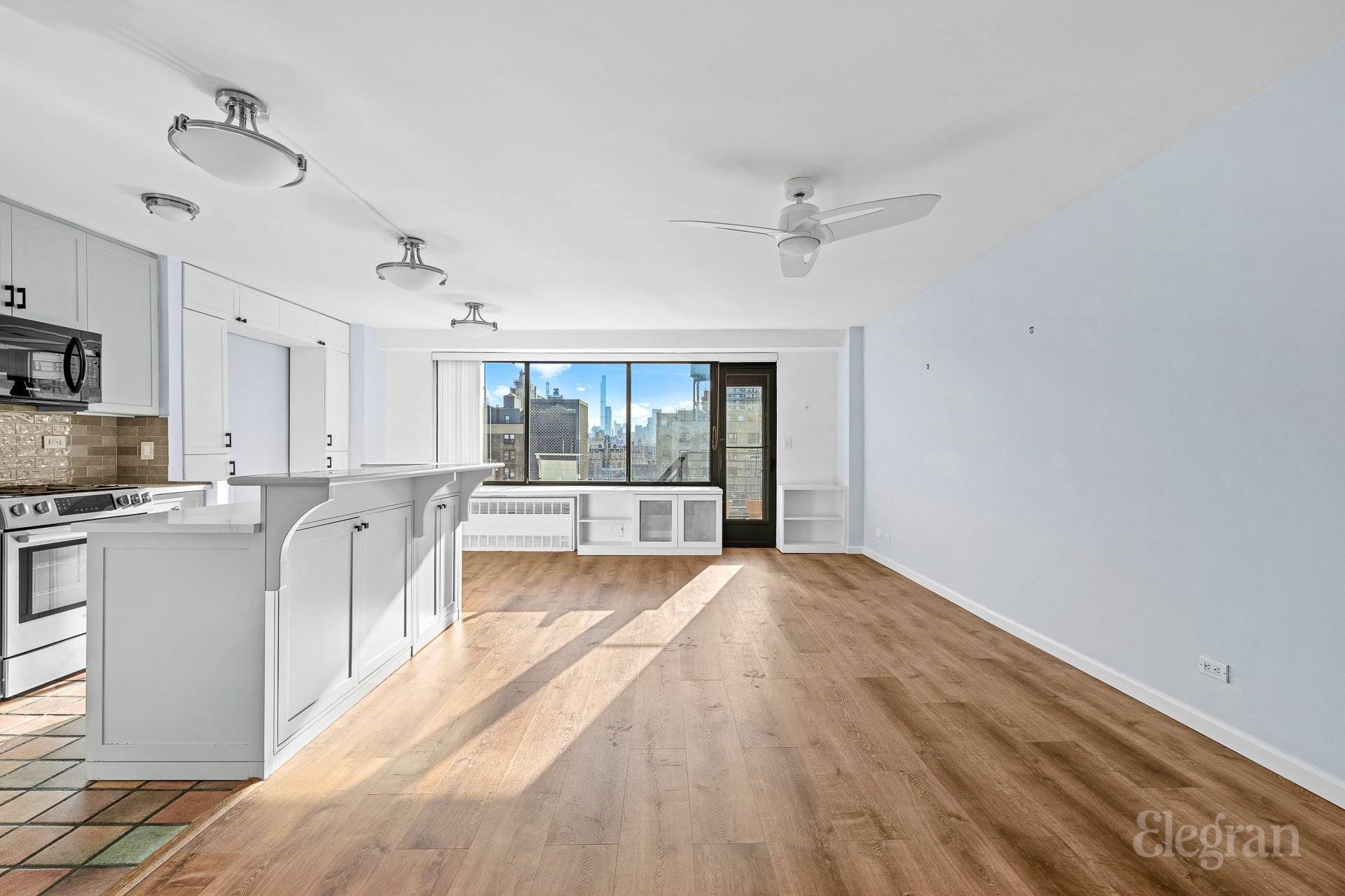 Experience breathtaking panoramic Central Park including the reservoir and city views from this spacious 1 bedroom apartment with an open plan kitchen and a large private terrace in the highly ...