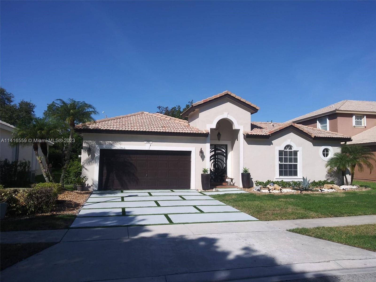 BRIGHT AND BEAUTIFULLY REMODELED COURTYARD HOUSE 3 BEDRROMS 3 BATHS, LOCATED IN THE GATED COMMUNITY OF PEMBROKE SHORES.