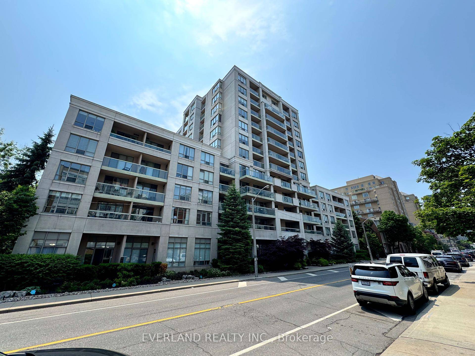 Luxurious Sun Filled 2 Bedroom Downtown Retreat in Prime Location.
